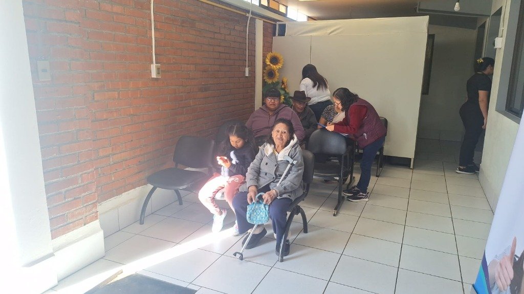 Atención a Adultos Mayores Atención Prioritaria a Familias y Adultos Mayores